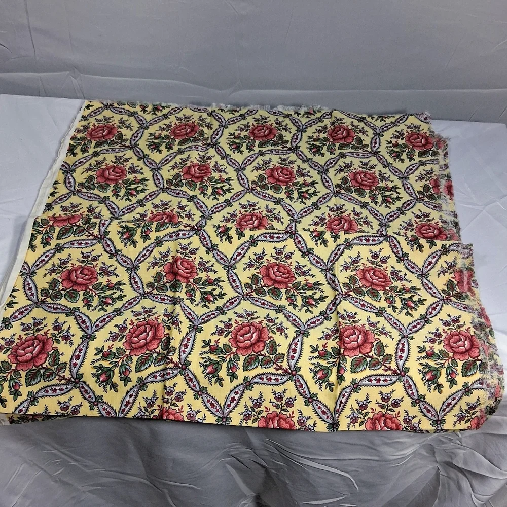 Set Of 2 Tablecloths Flannel Red And White 56x46 & Yellow Floral Cloth 88"x80" - Picture 13 of 14